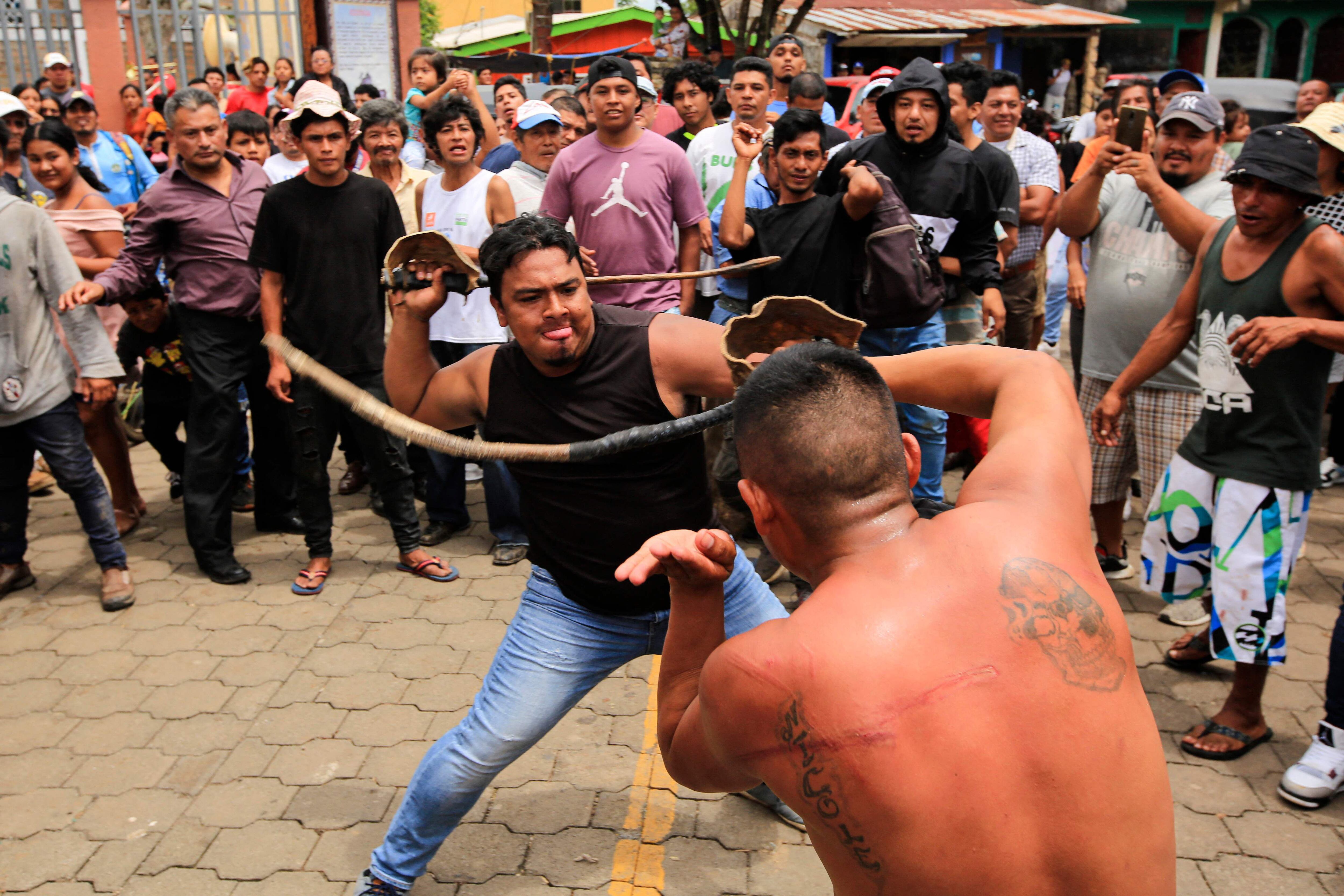 Nicaragüenses se dan chilillazos de fe | La Teja