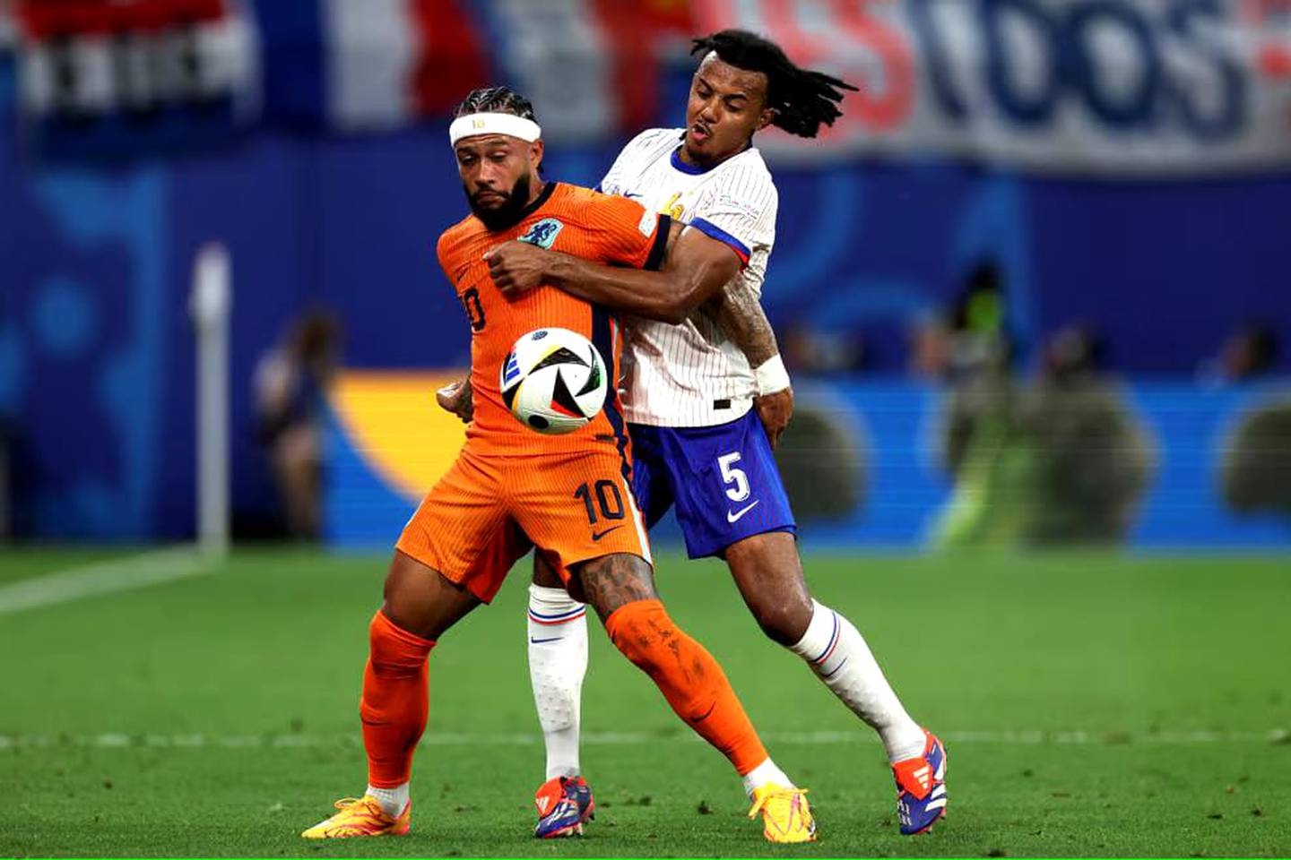 El atacante de Países Bajos, Memphis Depay (10) tuvo un duelo intenso con el defensor de Francia Jules Koundé, en el segundo juego de la fase de grupos de la Eurocopa de Alemania 2024.