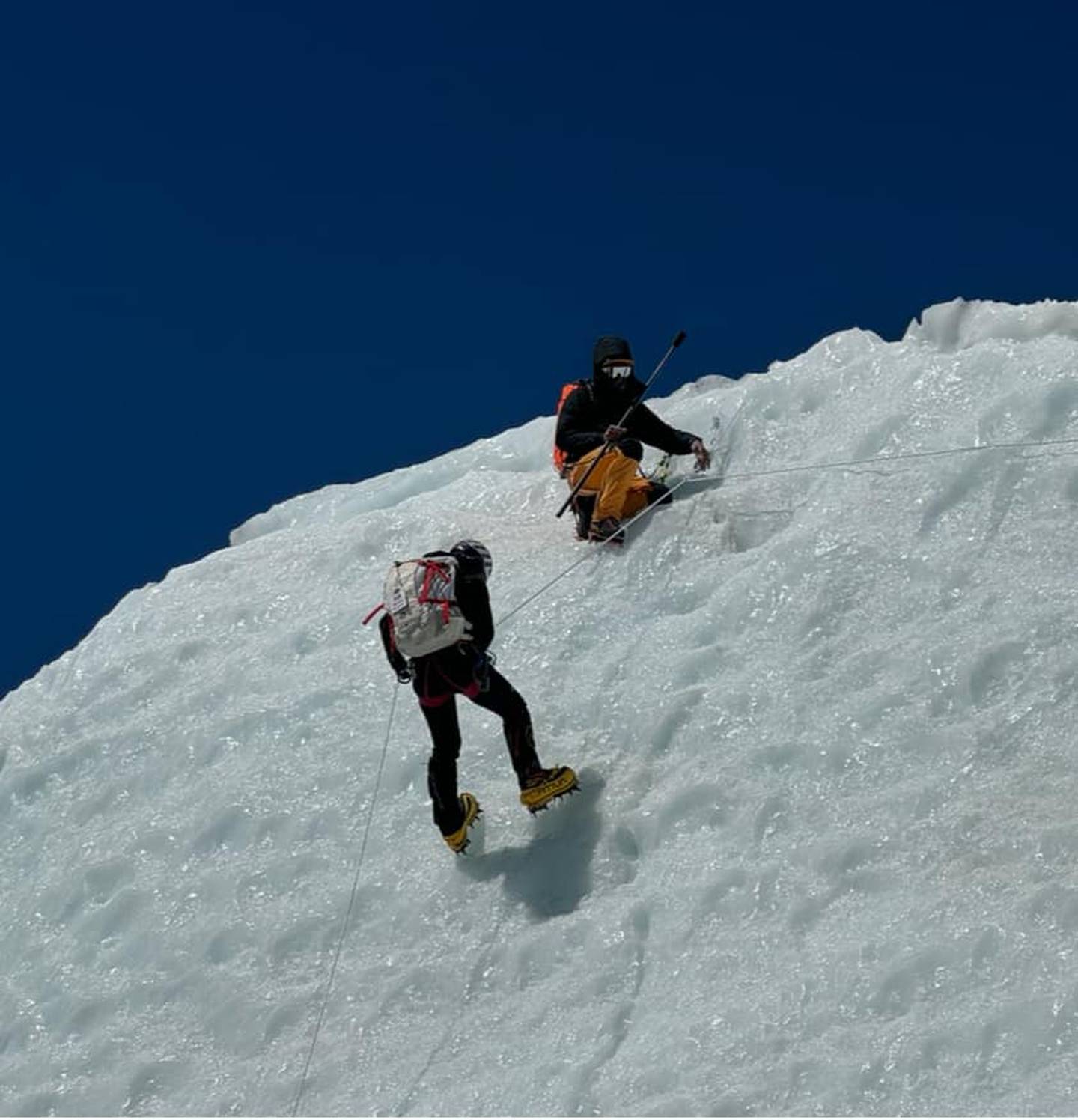 La costarricense Ligia Madrigal conquistó la cumbre del Everest el 22 de mayo del 2024 asistida por Dorchi, un sherpa Nepalí