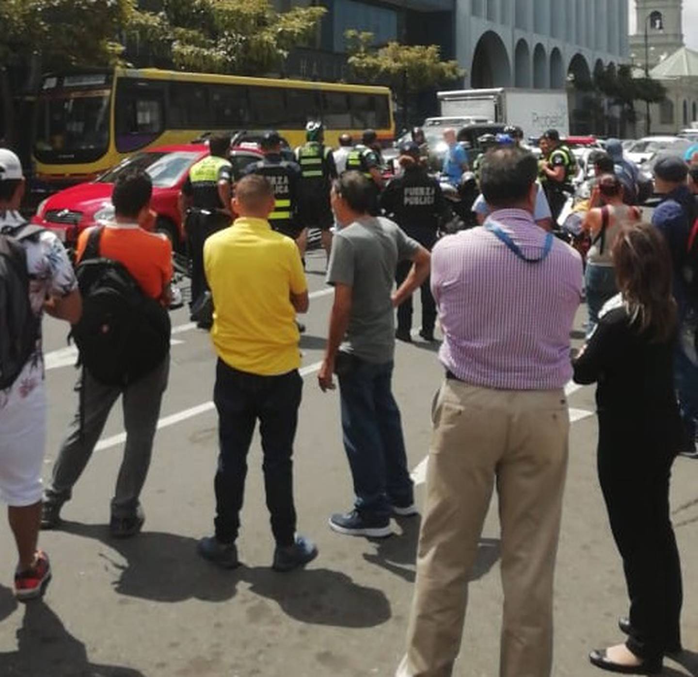 Detienen en San José a taxista que protagonizó persecusión de más de un kilómetro en la que casi atropella a tres policías. Foto Cortesía.