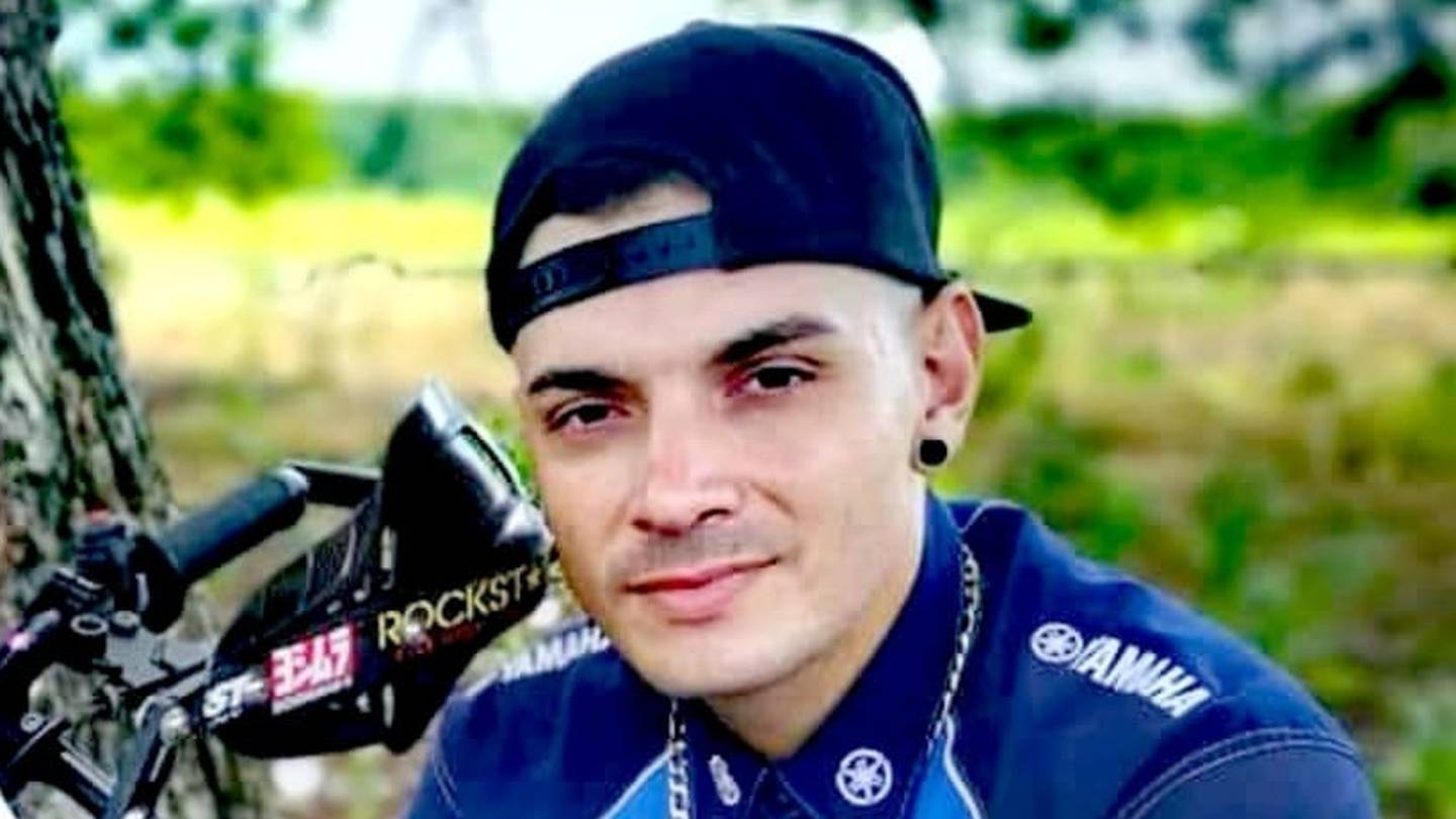 Cristhopher Pizarro Madriz, conocido como Capullo, era un joven padre de 30 años a quien asesinaron en su lugar de trabajo en un taller mecánico en Plaza Víquez, San José. Foto: Tomada de redes sociales