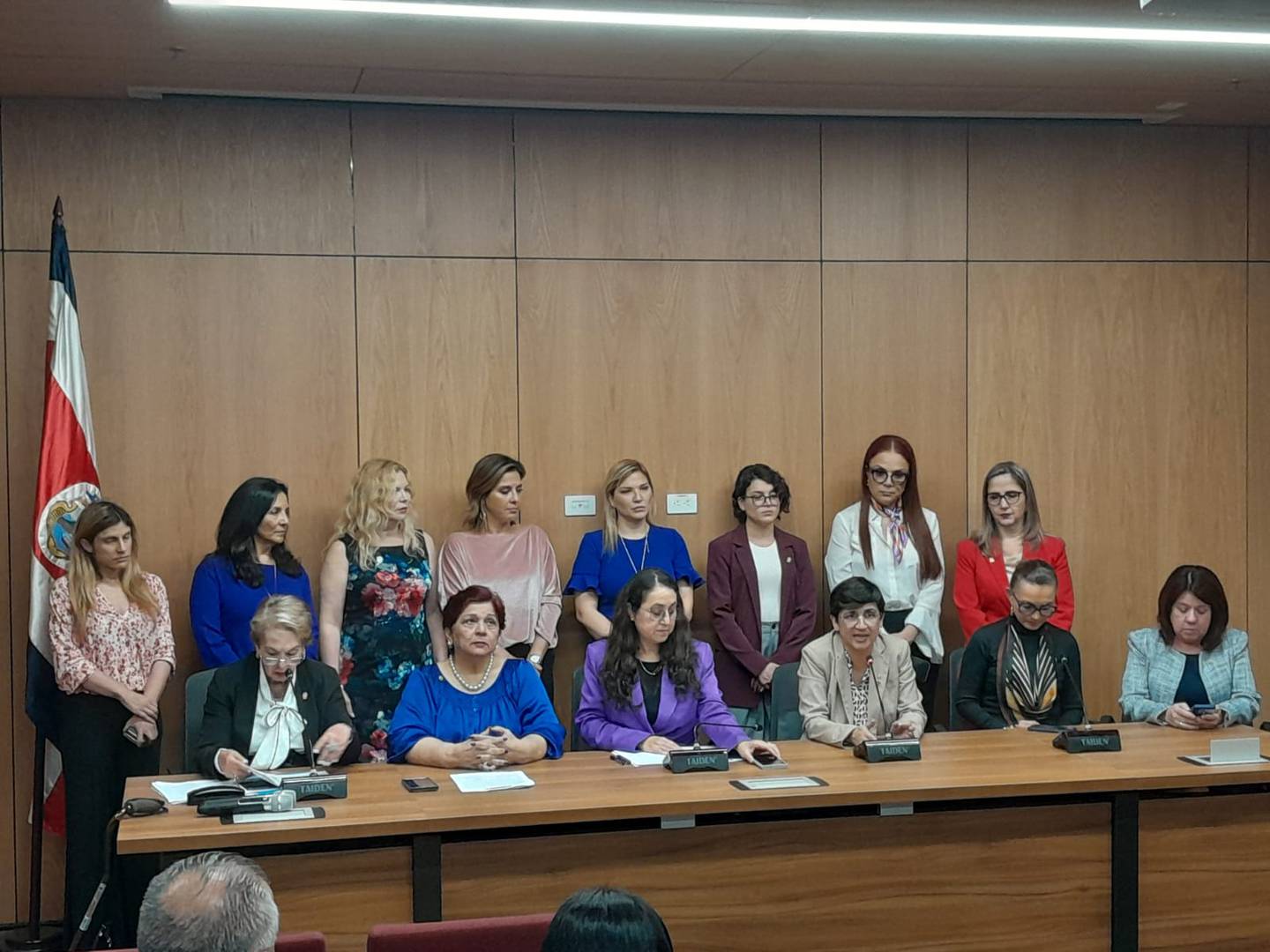 Parte de las 22 legisladoras que piden al mandatario Rodrigo Chaves una declaratoria de emergencia nacional por femicidios. Foto: Josué Bravo.