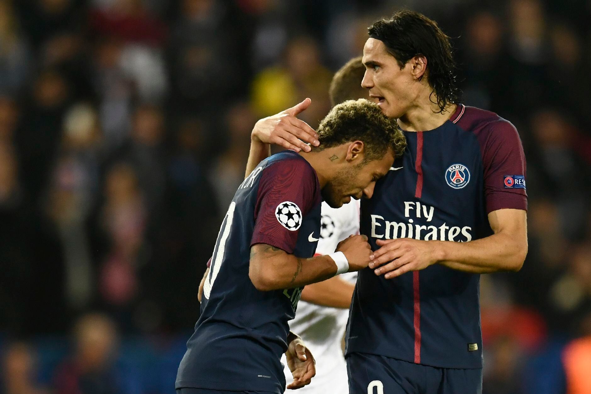 Curativos de Neymar e Cavani chamam a atenção de internautas