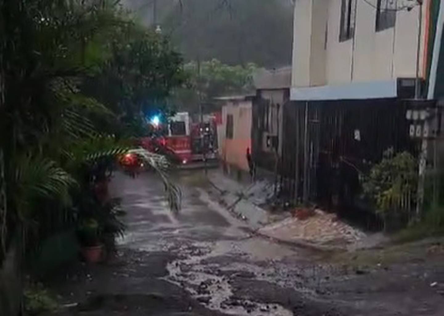 Las personas evacuadas son vecinas de la localidad de Ciruelas, en San Antonio de Alajuela. Foto Noticias Alajuela.