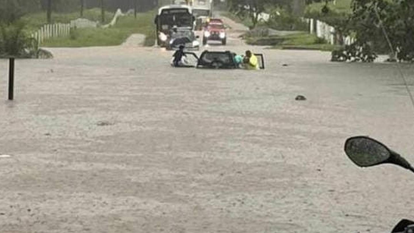 Costa Rica tuvo una época lluviosa que dejó emergencias en diferentes zonas de la capital y en las zonas rurales del país. Esta fotografía fue tomada en Tilarán, Guanacaste, donde tres automóviles quedaron atrapados en medio de una inundación.