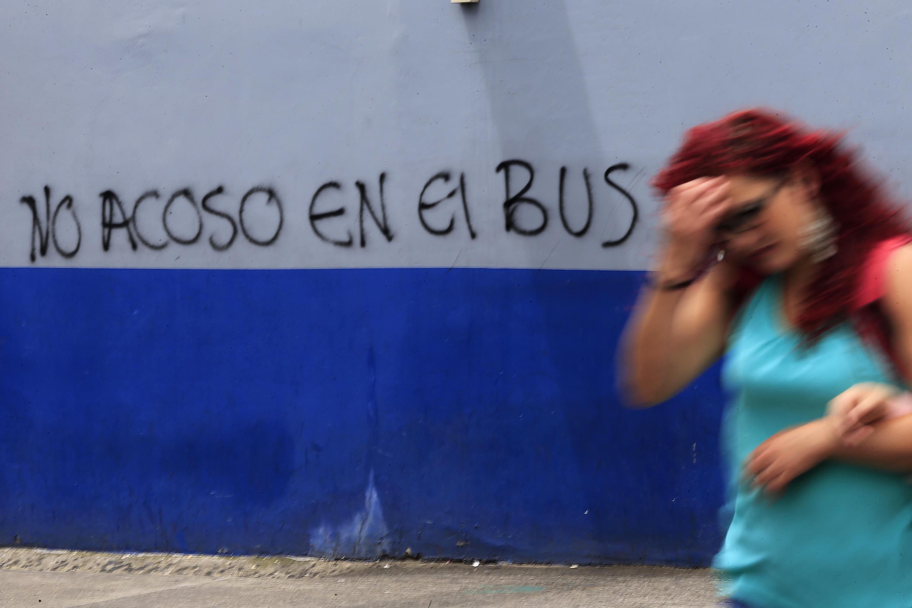 ¡Como debe ser! Cárcel de dos años a quienes fotografíen a mujeres debajo  de la enagua | La Teja