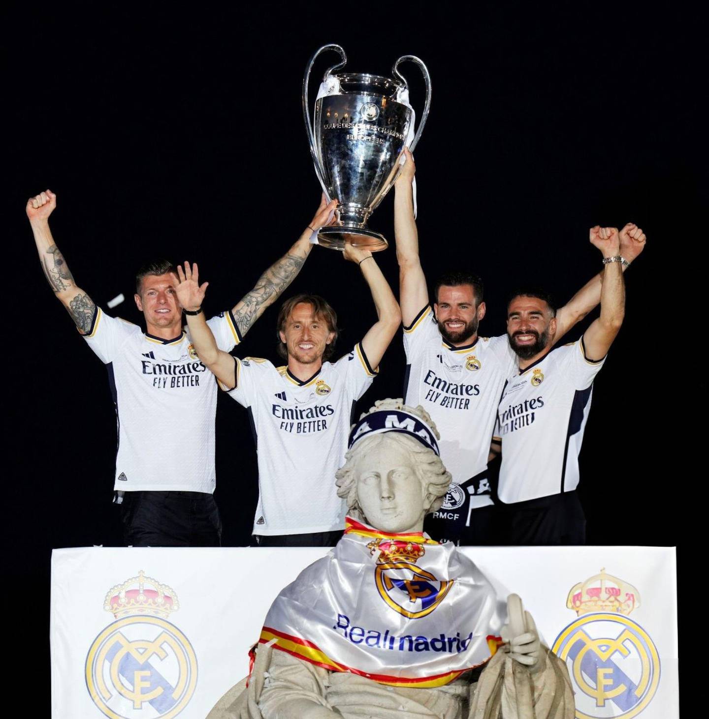 Toni Kroos, Luka Modric, Lucas Vazquez y Dani Carvajal se encargaron de alzar la orejona en Cibeles. Foto: Real Madrid.
