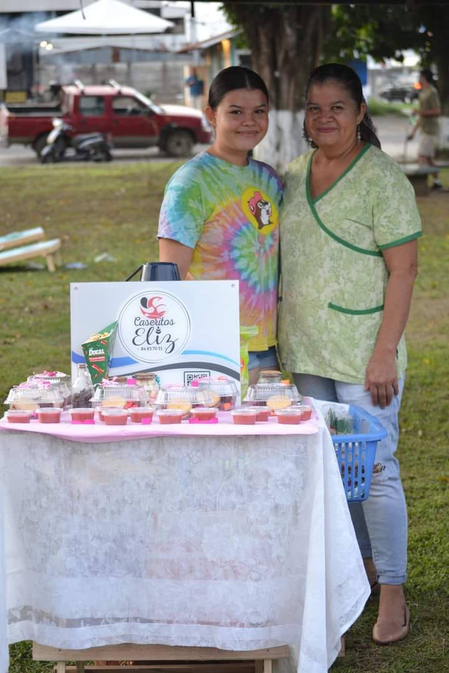 La emprendedora upañela, Elizabeth Murillo Fletes, tiene más de 9 años de hacer cajetas, jalea, confites, alfajores y hasta tartaletas de harina de frijol.  En la foto con su hija Meylin.