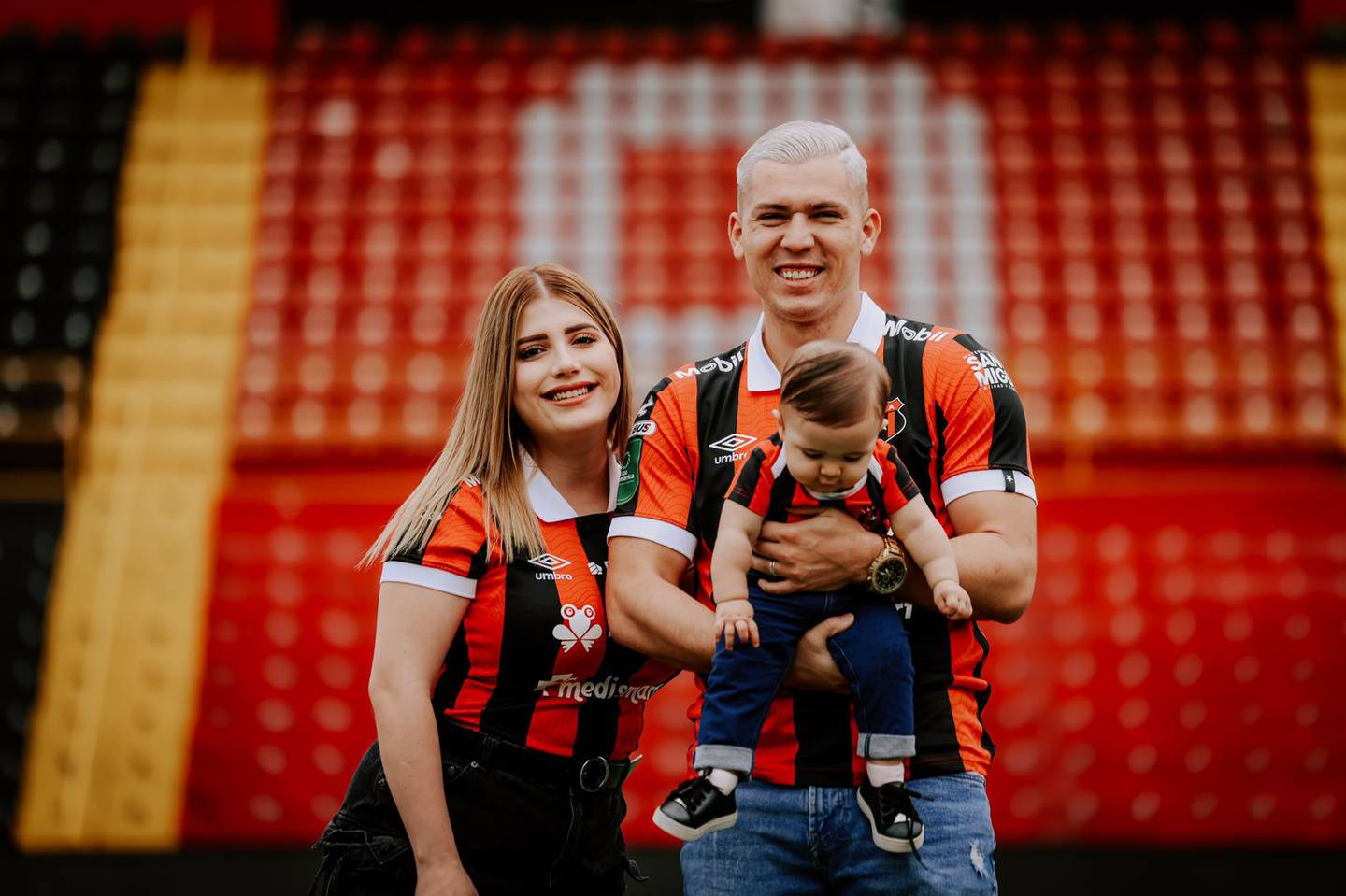 Carlos Mora se tomó una fotografía más en el Estadio Alejandro Morera Soto, despidiéndose de Liga Deportiva Alajuelense, junto a su esposa Pamela y su hija Amanda.