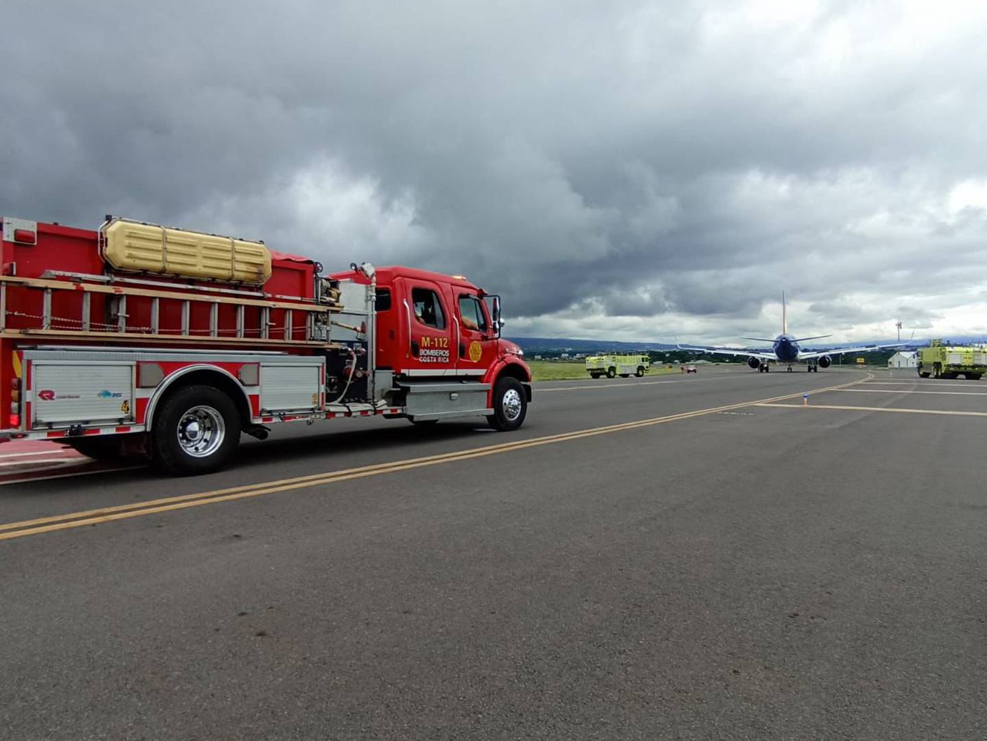 Los bomberos se encargaron de atender una emergencia con un avión por una falla en uno de los motores.