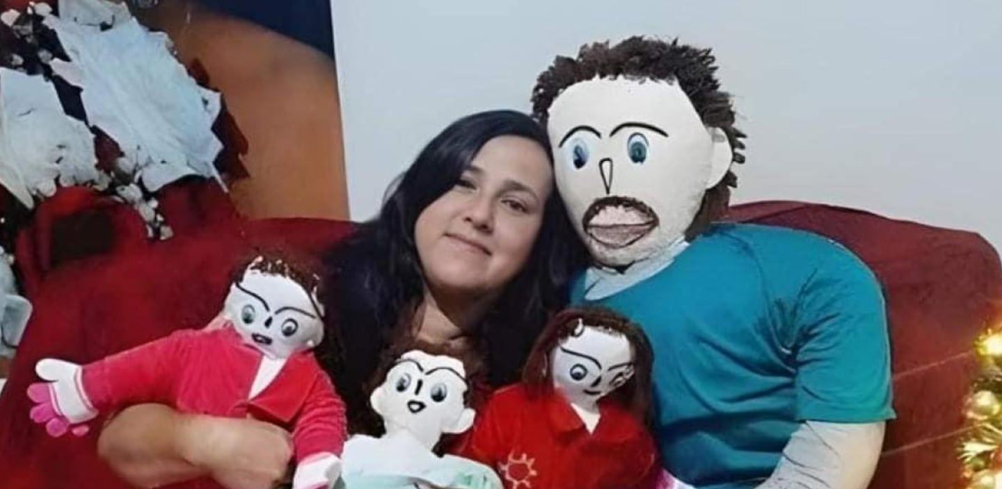 Mujer casada con muñeco de trapo. Foto: El Tiempo, Colombia