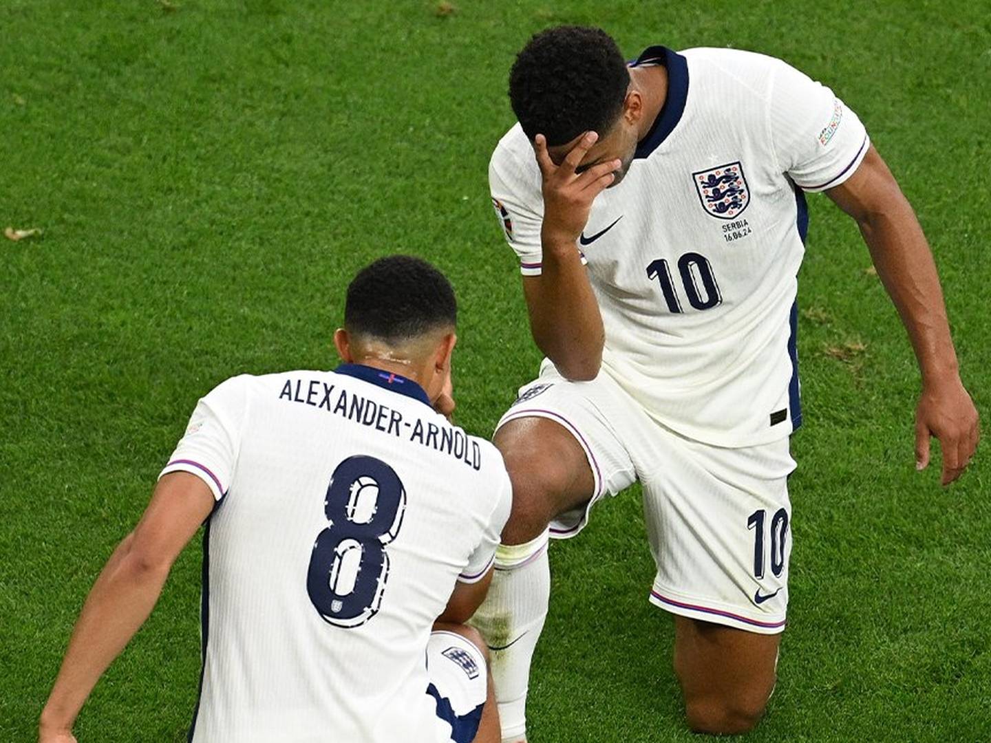 Arnold celebró con Jude Bellingham el primer gol de Inglaterra en la Eurocopa 2024. Fotografía: Uefa.comrra