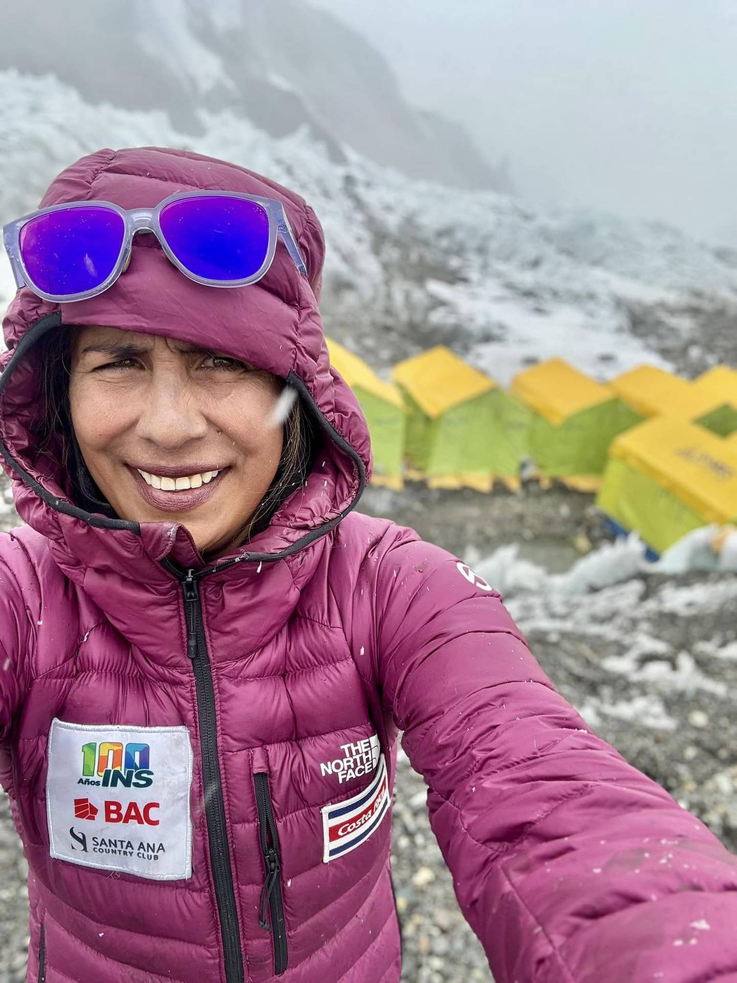Daniel Vargas y Ligia Madrigal se preparan para subir el Monte Everest, en Asia.