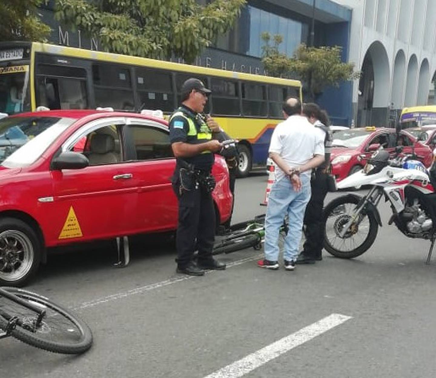 Detienen en San José a taxista que protagonizó persecusión de más de un kilómetro en la que casi atropella a tres policías. Foto Cortesía.