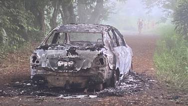 Descubren macabra escena dentro de carro que fue quemado en solitaria calle 