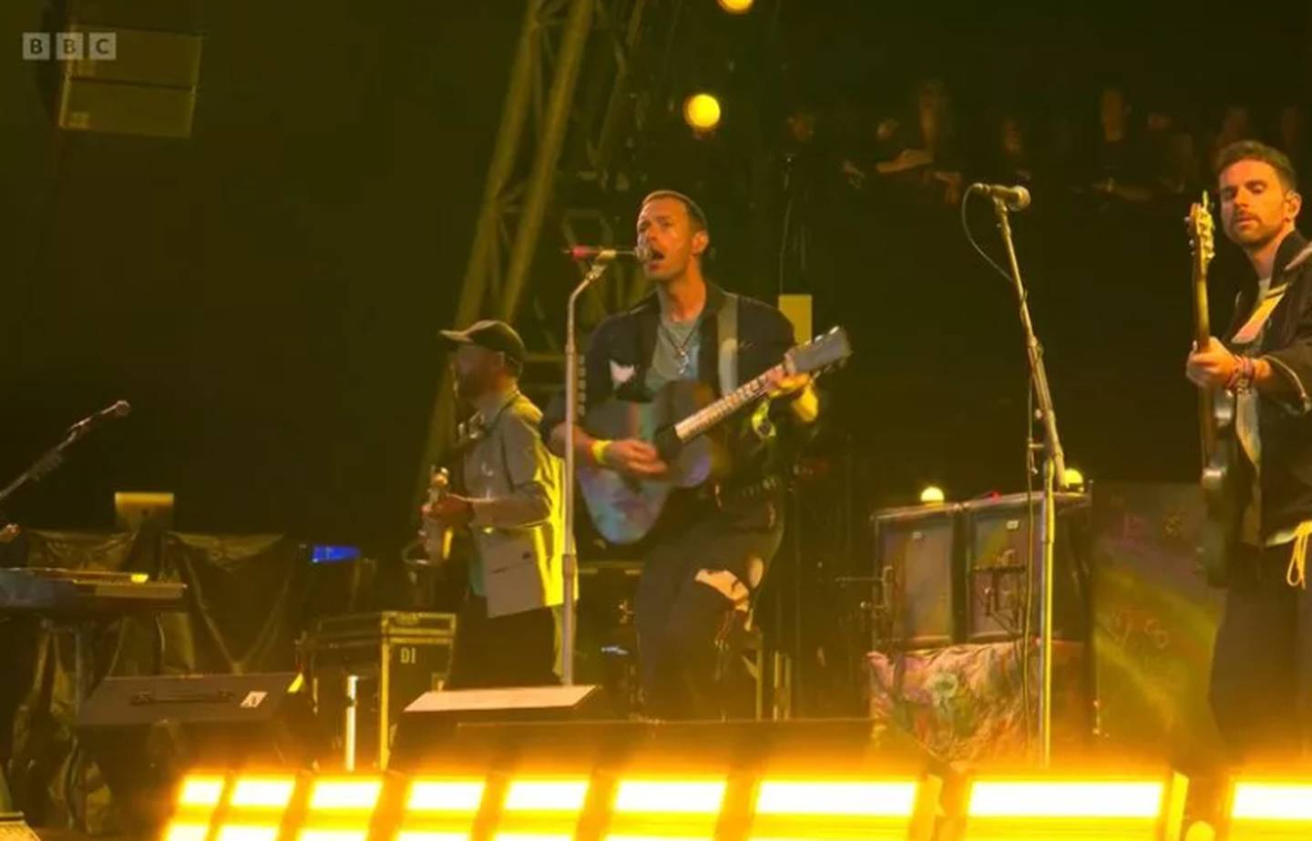 El actor Michael J Fox se robó el show durante la presentación de Coldplay en un festival en Inglaterra.