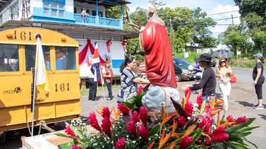 El Sagrado Corazón de Jesús anduvo en tren en la tradicional pasada de Orotina, vea las mejores fotos