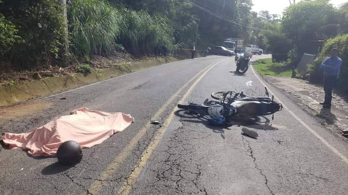 El hombre falleció al caer de su moto. Foto Esmar TV CR
