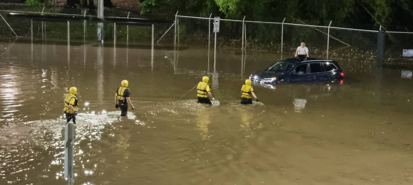 La fuerte lluvia de este domingo provocó que la quebrada Los Negritos se desboradra, una vez más, frente a la UCR. Un hombre fue rescatado por Bomberos.