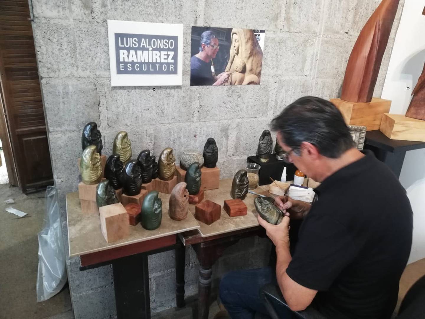 El arquitecto y escultor Luis Alonso Ramírez, vecino de Grecia, está trabajando ya en un precioso homenaje a la Negrita por los 200 años de ser patrona tica que se cumplen el 24 de febrero del 2024, creando 200 virgencitas de los Ángeles