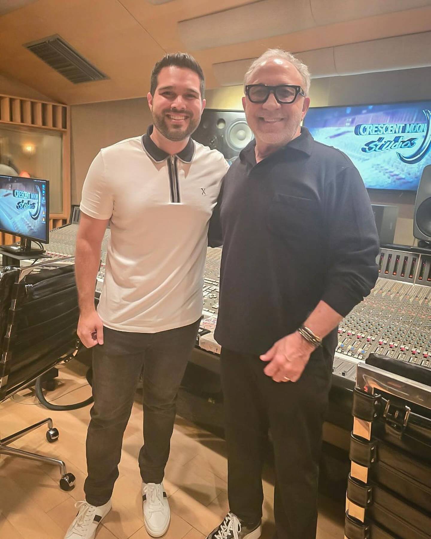 Eduardo Aguirre junto al productor cubano Emilio Estefan en su estudio de Miami, Estados Unidos