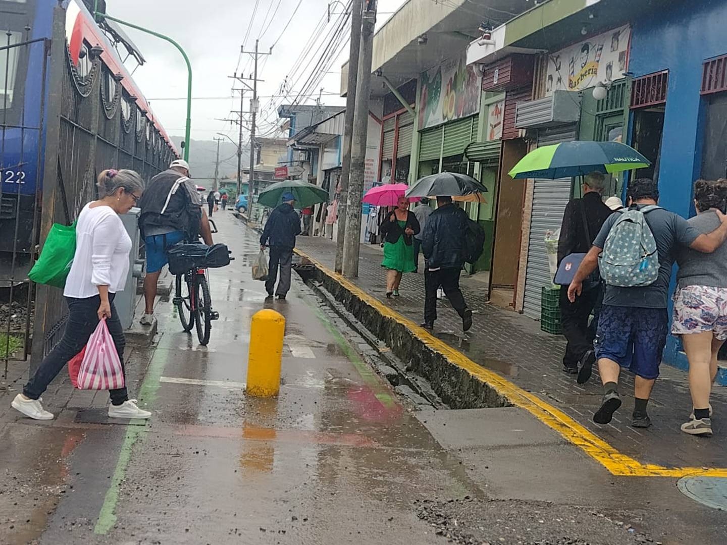 Lluvias intermitentes y cielo nublado prevalecieron este 15 de junio en la mayoría del territorio. En Cartago muchos acudieron a sombrillas y paraguas. Foto: Keyna Calderón.