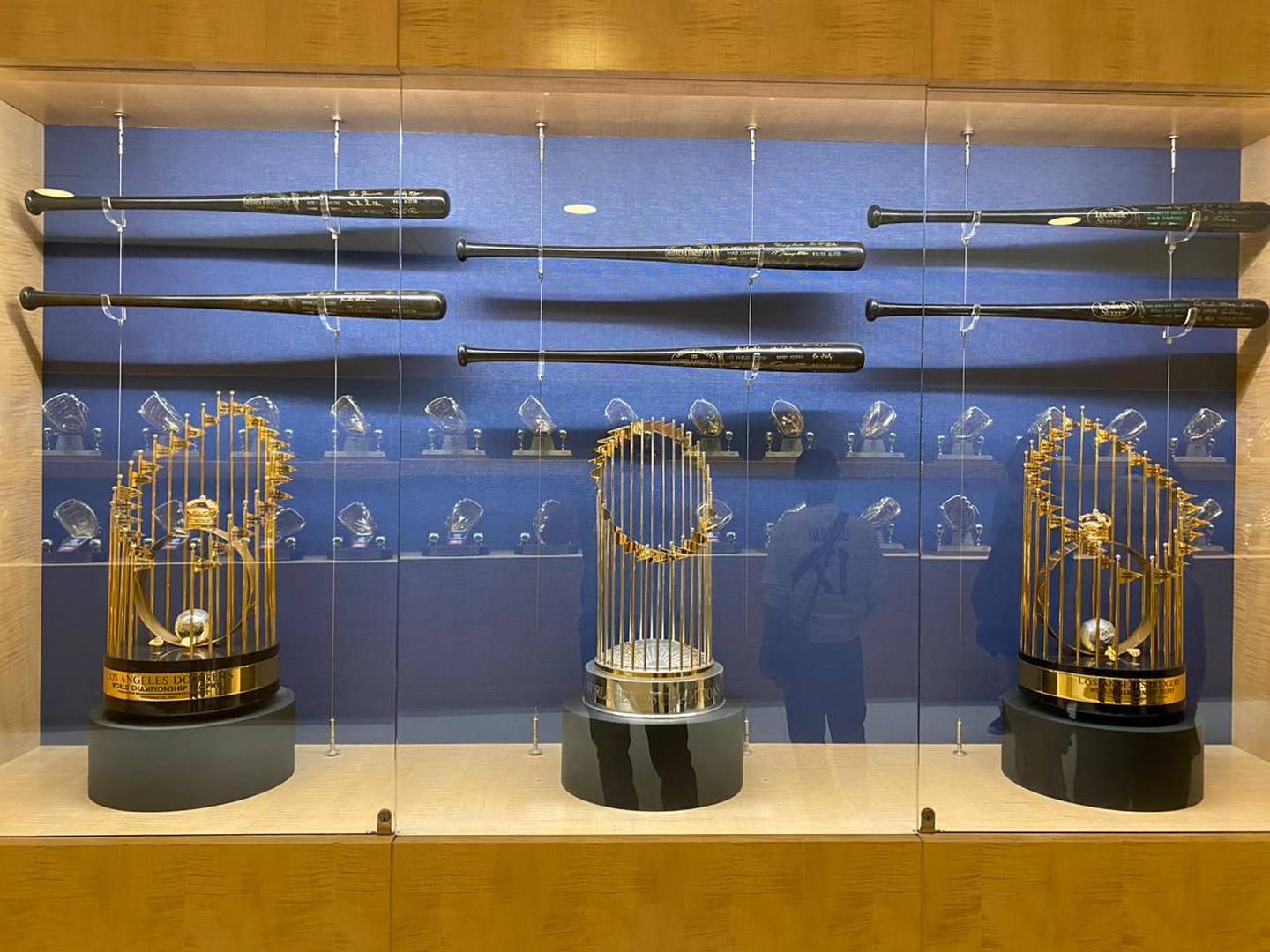 Ojo lo hermosos que son los trofeos de la Serie Mundial que ha ganado Los Angeles Dodgers.