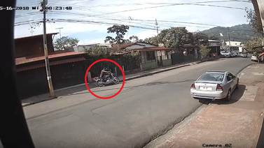 (Video) Hombre vio moto “mal puesta”, se fue y regresó a los 13 minutos para llevársela