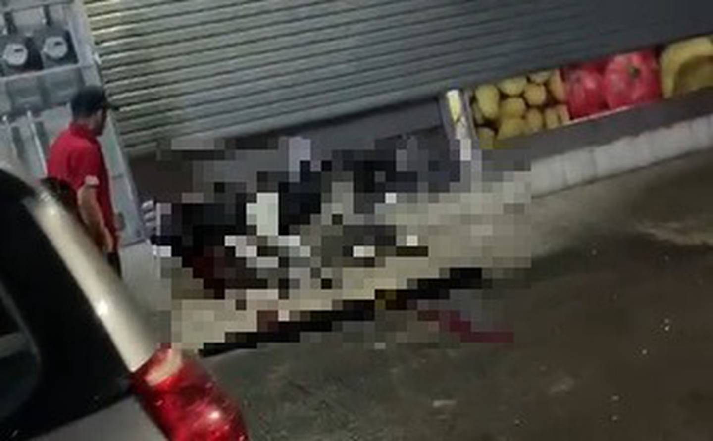 Los dos hombres fallecieron en le entrada del supermercado. Foto cortesía.