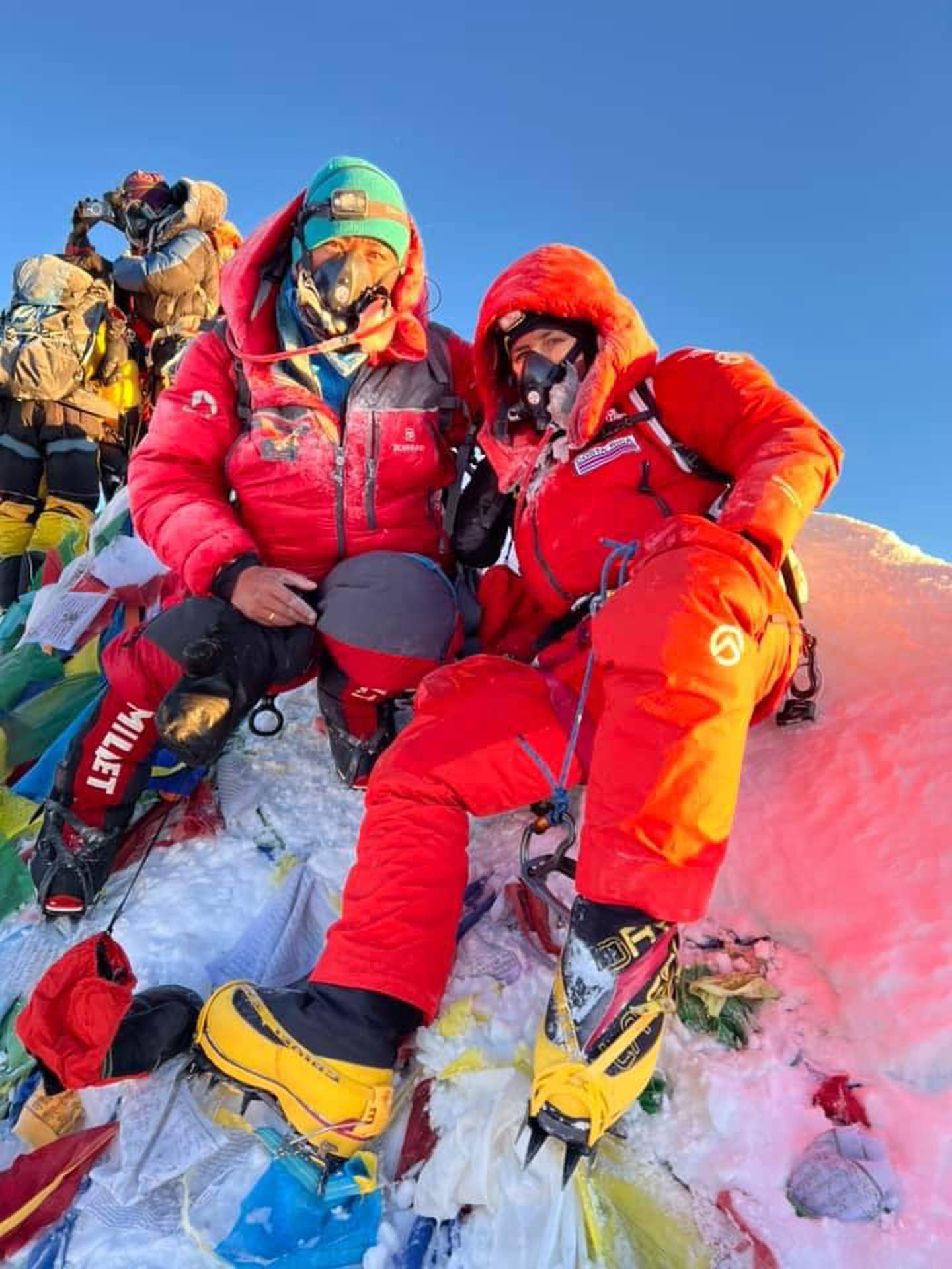 Esta es la foto de Ligia Madrigal y su sherpa Dorchi en la cima del Everest.