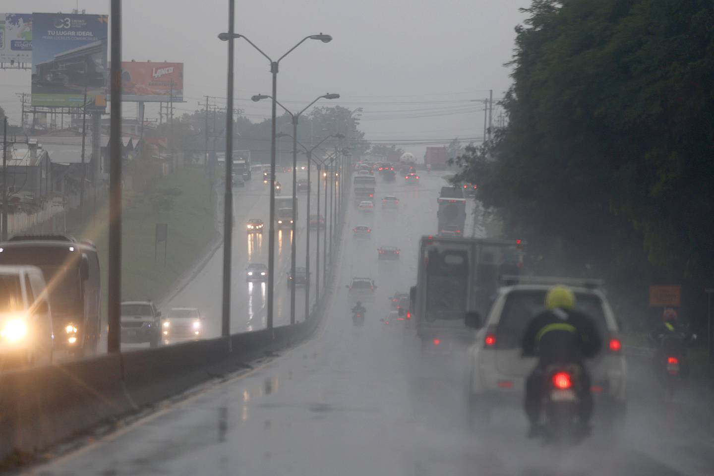 14/06/2024     Autopista General Cañas. Nuevamente fue tarde de lluvia y neblina este viernes, debido a alteraciones en el clima por por el paso de la onda tropical número nueve. Foto: Rafael Pacheco Granados