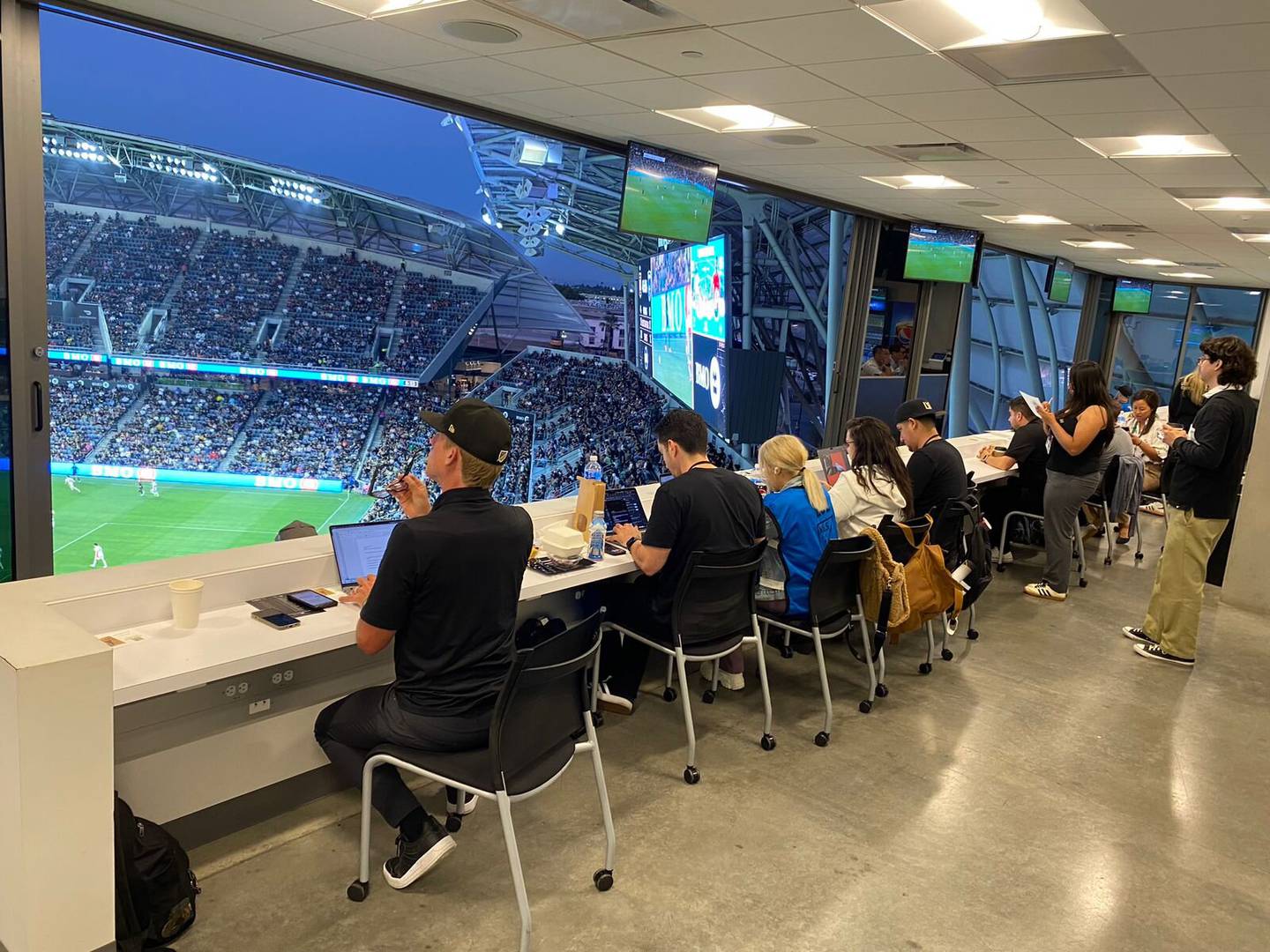 Así es la “oficina” de los periodistas en el estadio.