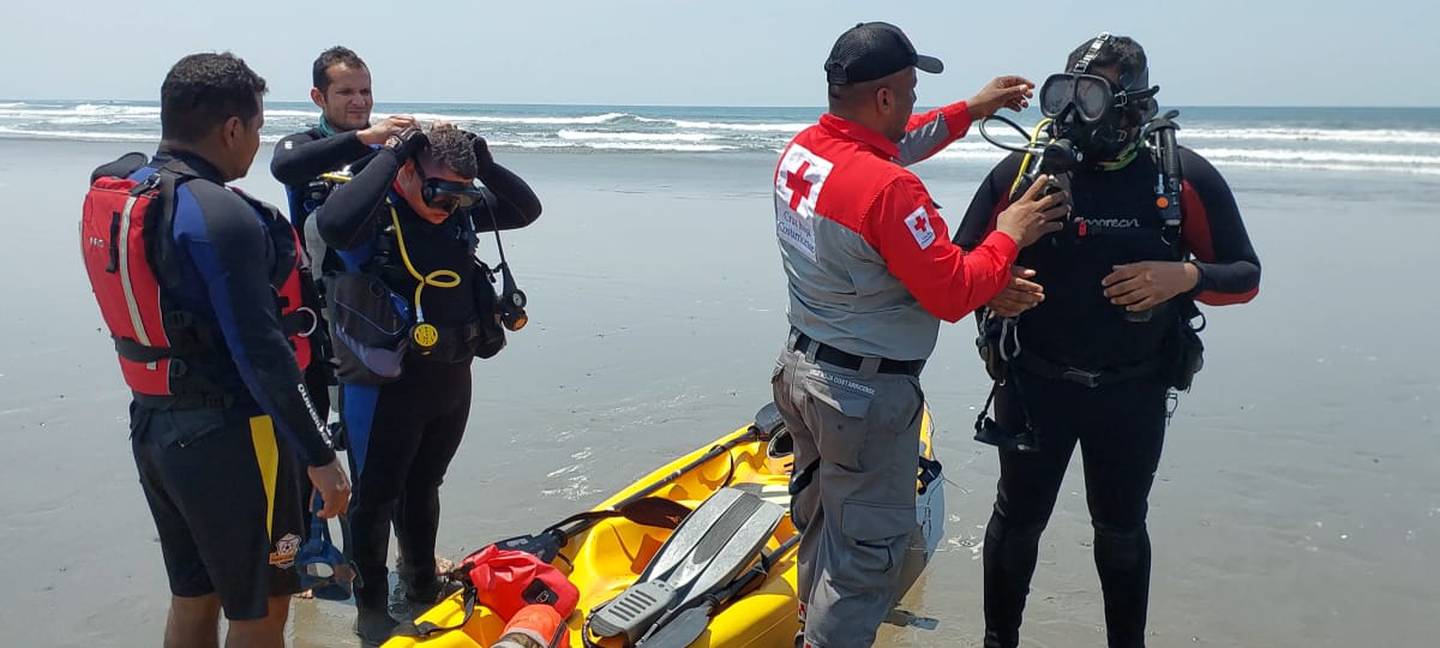 Búsqueda y rescate de ahogado en playa por parte de Cruz Roja, en Nandayure, Guanacaste