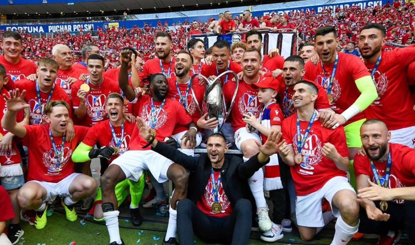 Albert Rudé festejó la obtención de la Copa de Polonia con Wisla Cracovia.