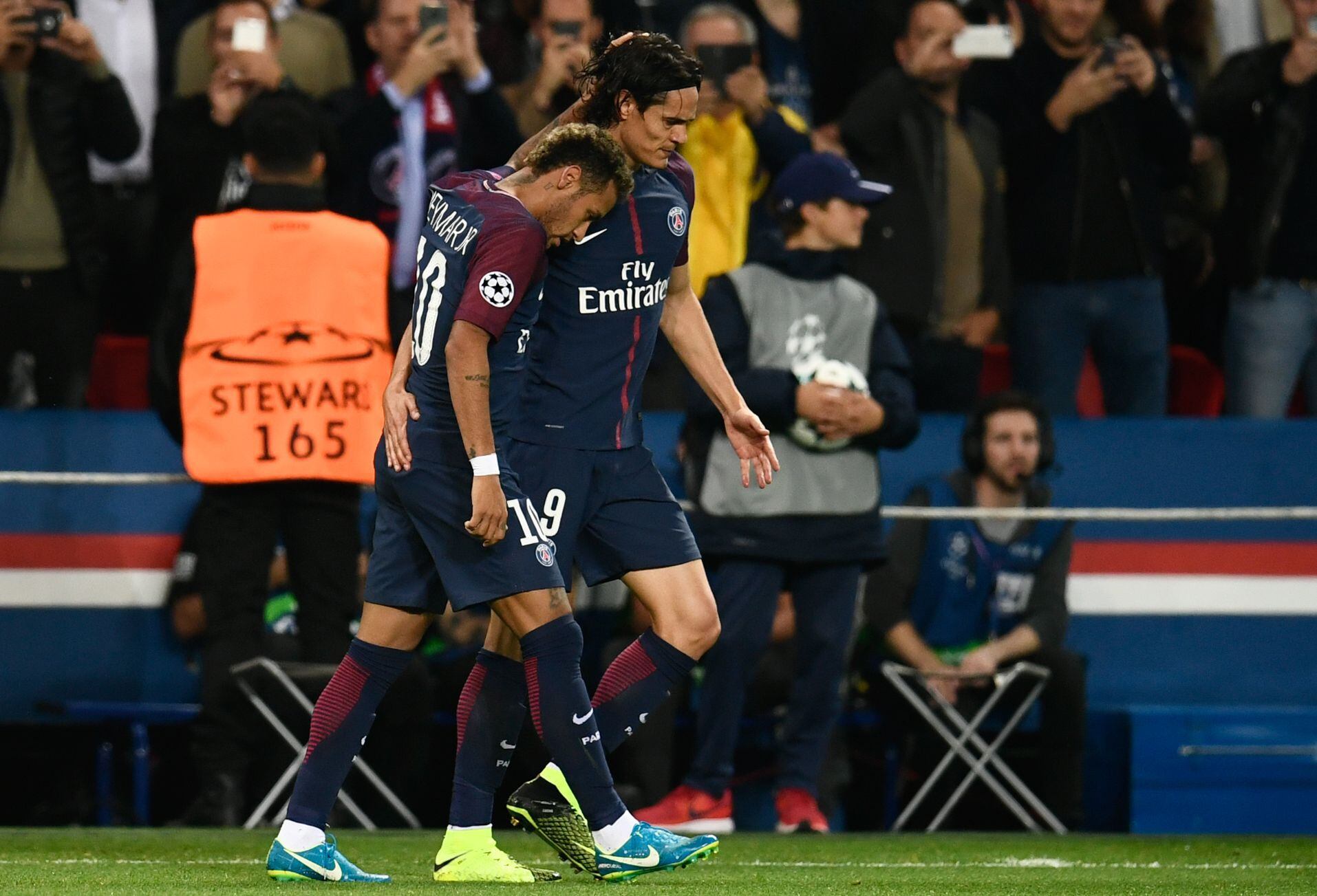 Curativos de Neymar e Cavani chamam a atenção de internautas