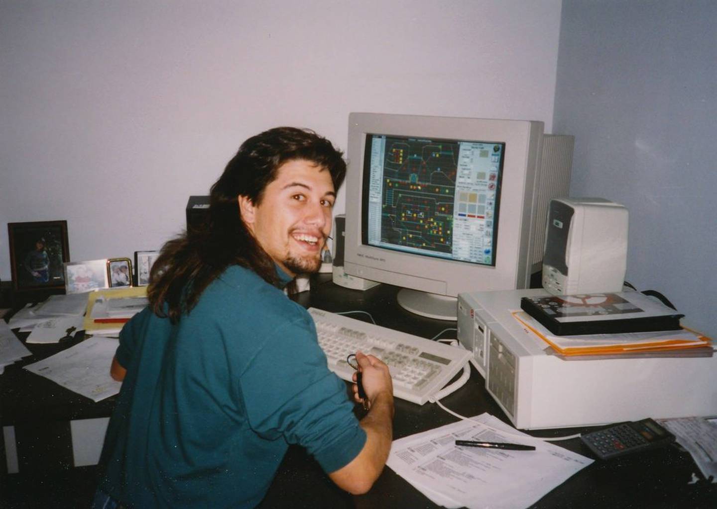 John Romero y su icónico pelo largo moldearon por completo la era de los videojuegos de los 90. Foto: UAC-LAG.