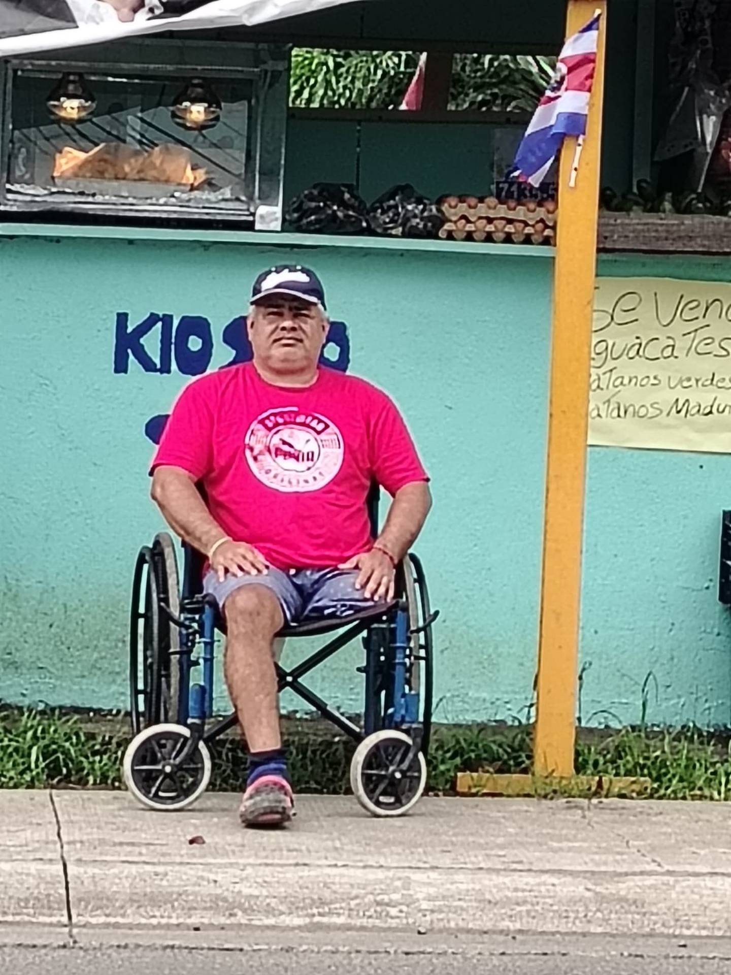 Andrés Monge Quirós es un alajuelense que perdió una pierna en un accidente de moto y con gran alegría nos contó que el pasado martes 18 de junio comenzó a trabajar en un nuevo emprendimiento el “Kiosko Sarai”