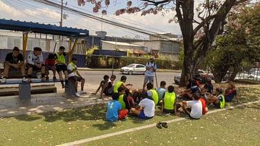 Legionario tico abrió academia para acercar a los niños al fútbol, a Dios y alejarlos de las drogas