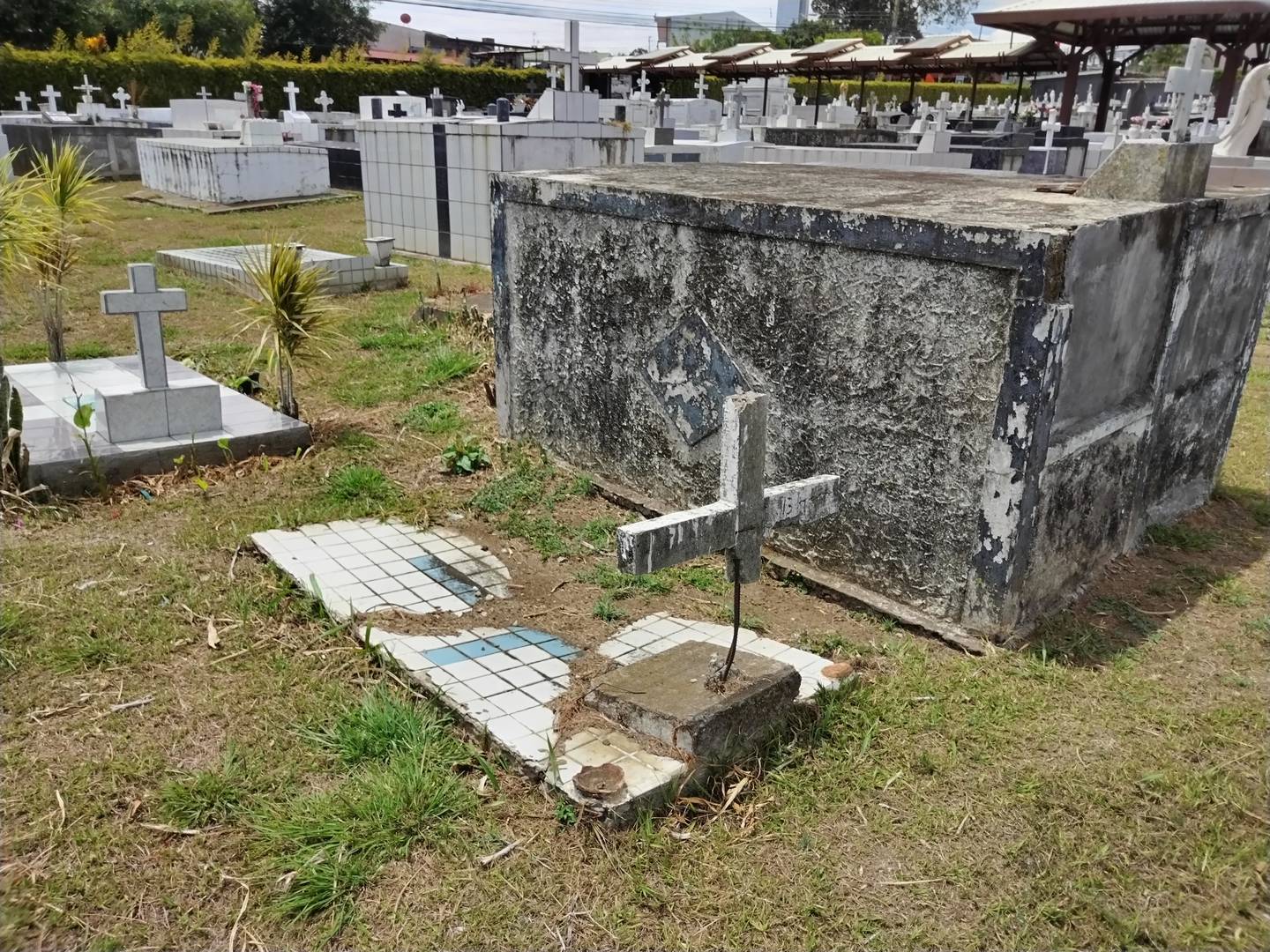 El panteonero del cementerio de La Uruca, don Alexander Jiménez Barahona, nos contó en días pasados que para él es normal ver un fantasma, después de 33 años de trabajar en diferentes cementerios de San José
