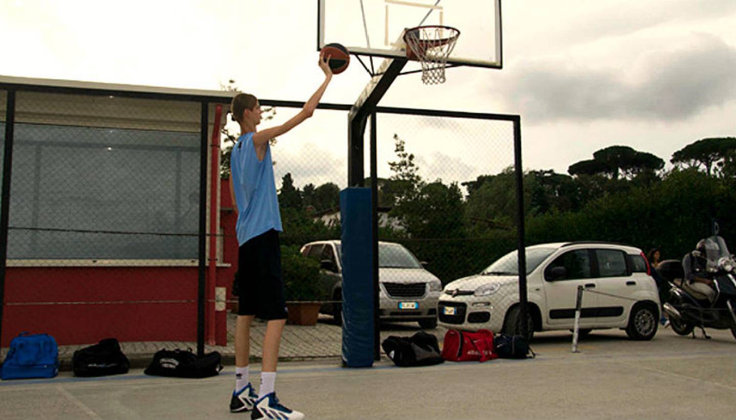 Gigante de 17 años supera en altura a todos los jugadores de la NBA